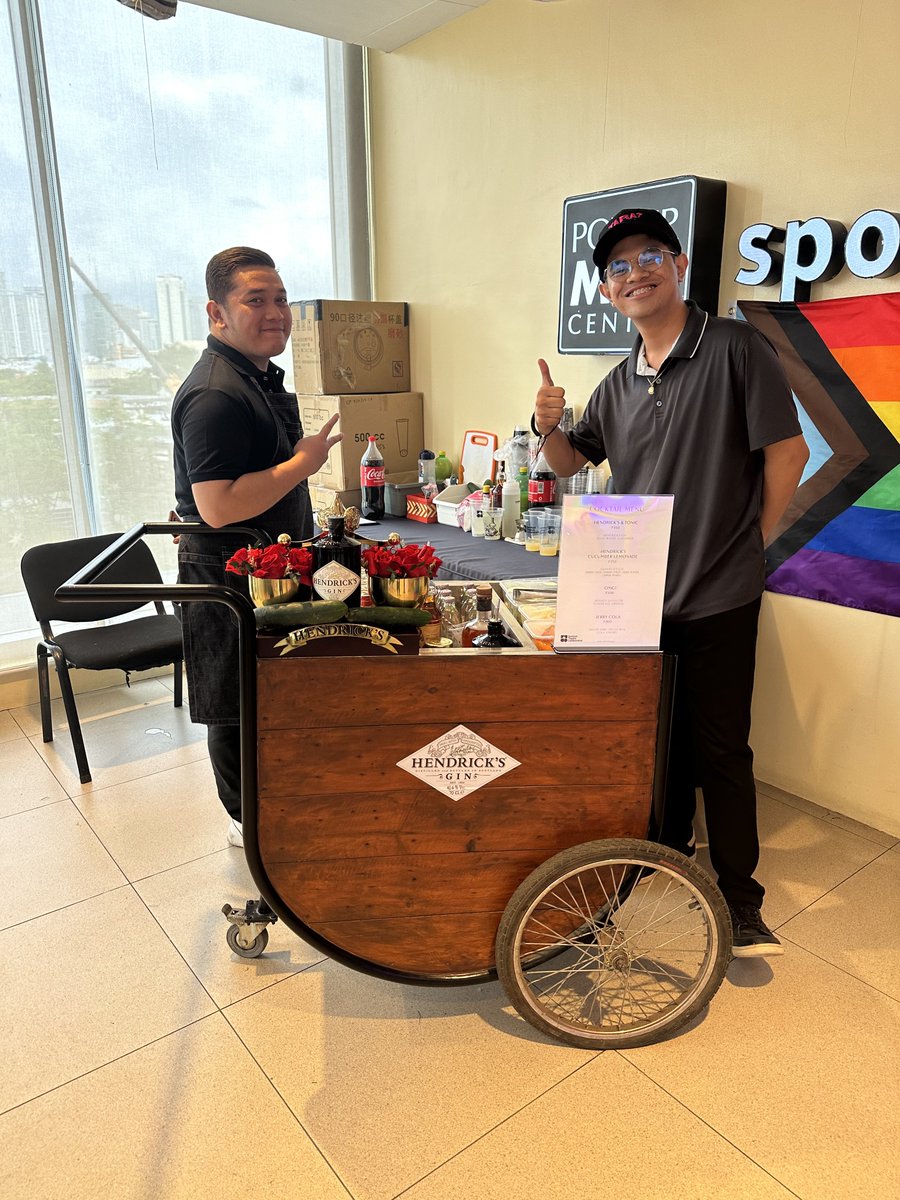barefootcollab's tweet photo. Thank you @HendricksGin! 🌈

You can bring drinks purchased at our bar inside the theater!

We still have a few tickets available for tonight’s 8PM show! 🎭

#BTCprideplays https://t.co/LtBKcjLKiX