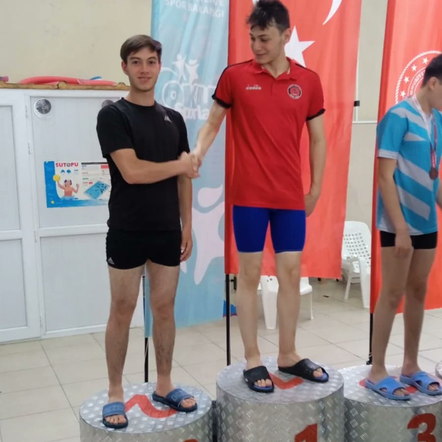 sinopzeleitimo1's tweet photo. Nevşehir'de düzenlenen Özel Sporcular Okul Sporları müsabakalarında okulumuz öğrencisi Mehmet Can SEZGEN, 50 metre serbest ve 50 metre sırt sitillerinde Türkiye https://t.co/dRXMgVrwau olmuştur. Öğrencimizi ve emek veren öğretmenlerimizi tebrik ederiz. @YLDZercan1957 @sinopilmem https://t.co/ukg2d8w4x3