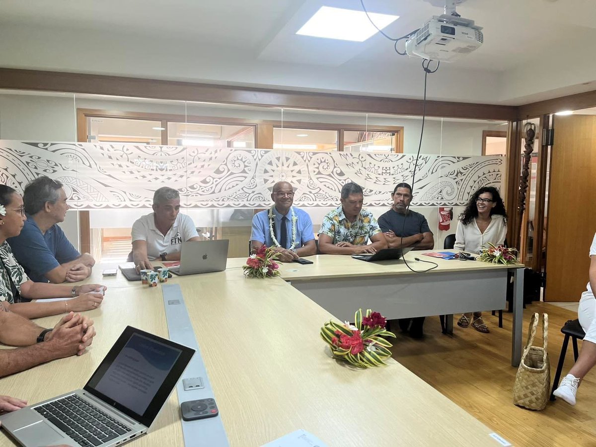 Mounia Aït Ofkir (@mouniaaob) on Twitter photo 🥇Fierté & soutien pour 4 beaux projets polynésiens, lauréats d’#Impact2024!
👏<a href="/HC_Polynesie987/">Haut-commissariat en Polynésie française</a>, la #PolynesieFrancaise, <a href="/Paris2024/">Paris 2024</a> & <a href="/AFD_France/">Agence Française de #Développement (AFD) 🇫🇷 🇪🇺</a> réunis pr féliciter la fédé tahitienne de canoë-kayak, la fédé tahitienne de natation et le TEP VA’A Challenge Vohi Concept Arue 🥇Fierté & soutien pour 4 beaux projets polynésiens, lauréats d’#Impact2024!
👏<a href="/HC_Polynesie987/">Haut-commissariat en Polynésie française</a>, la #PolynesieFrancaise, <a href="/Paris2024/">Paris 2024</a> & <a href="/AFD_France/">Agence Française de #Développement (AFD) 🇫🇷 🇪🇺</a> réunis pr féliciter la fédé tahitienne de canoë-kayak, la fédé tahitienne de natation et le TEP VA’A Challenge Vohi Concept Arue