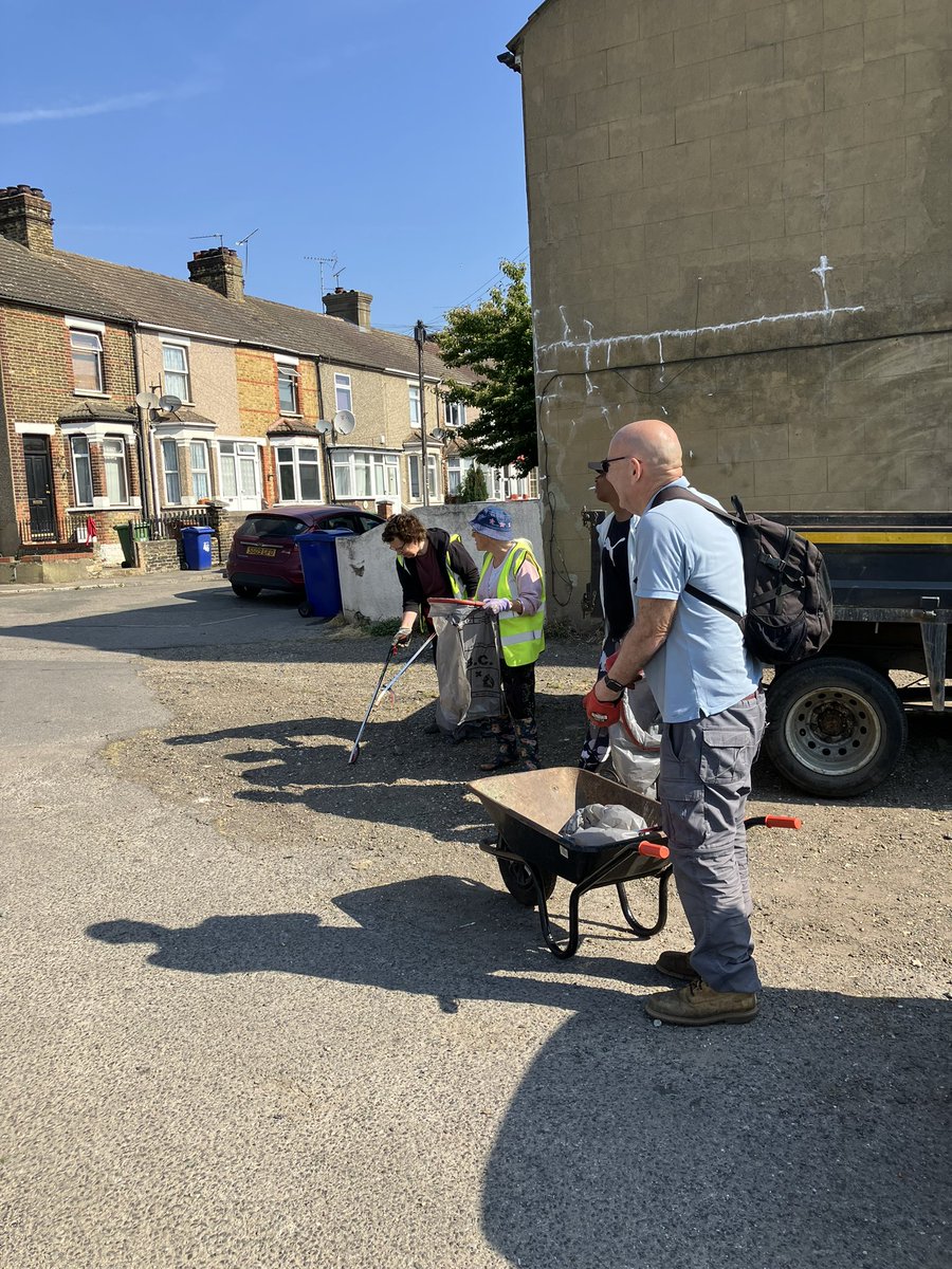 Good morning from the Riverside Community Big Local - it’s a wonderfully sunny morning here in Grays and we are out with Orchards Forum volunteers, clearing fly tipping from the alleyways around Elm Road.