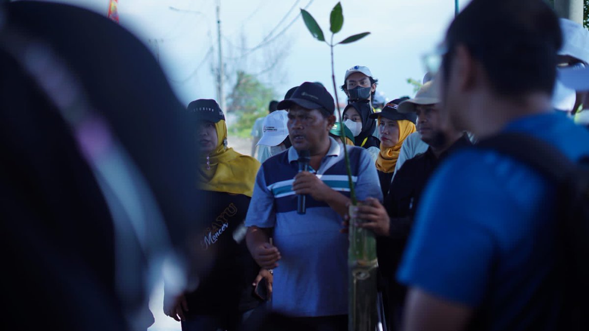 kemitraan_ind's tweet photo. Rombongan lanjut menuju Kelurahan Degayu untuk melihat penanaman mangrove dengan media bumbung bambu. Degayu merupakan wilayah yang dulunya merupakan persawahan dan kebun melati pada akhirnya harus beralih menjadi tambak ikan dan udang karena terendam air rob @adaptationfund https://t.co/R4oI90ASyK