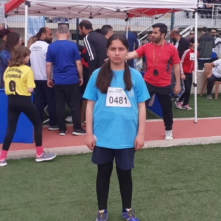sinopzeleitimo1's tweet photo. Nevşehir'de düzenlenen Özel Sporcular Okul Sporları müsabakalarında okulumuz öğrencisi Melike Nur EFE, Atletizm 300  metre koşuda  Türkiye 3.sü olmuştur. Öğrencimizi ve emek veren öğretmenlerimizi tebrik ederiz. @YLDZercan1957 @sinopilmem https://t.co/xXtVDfXypm