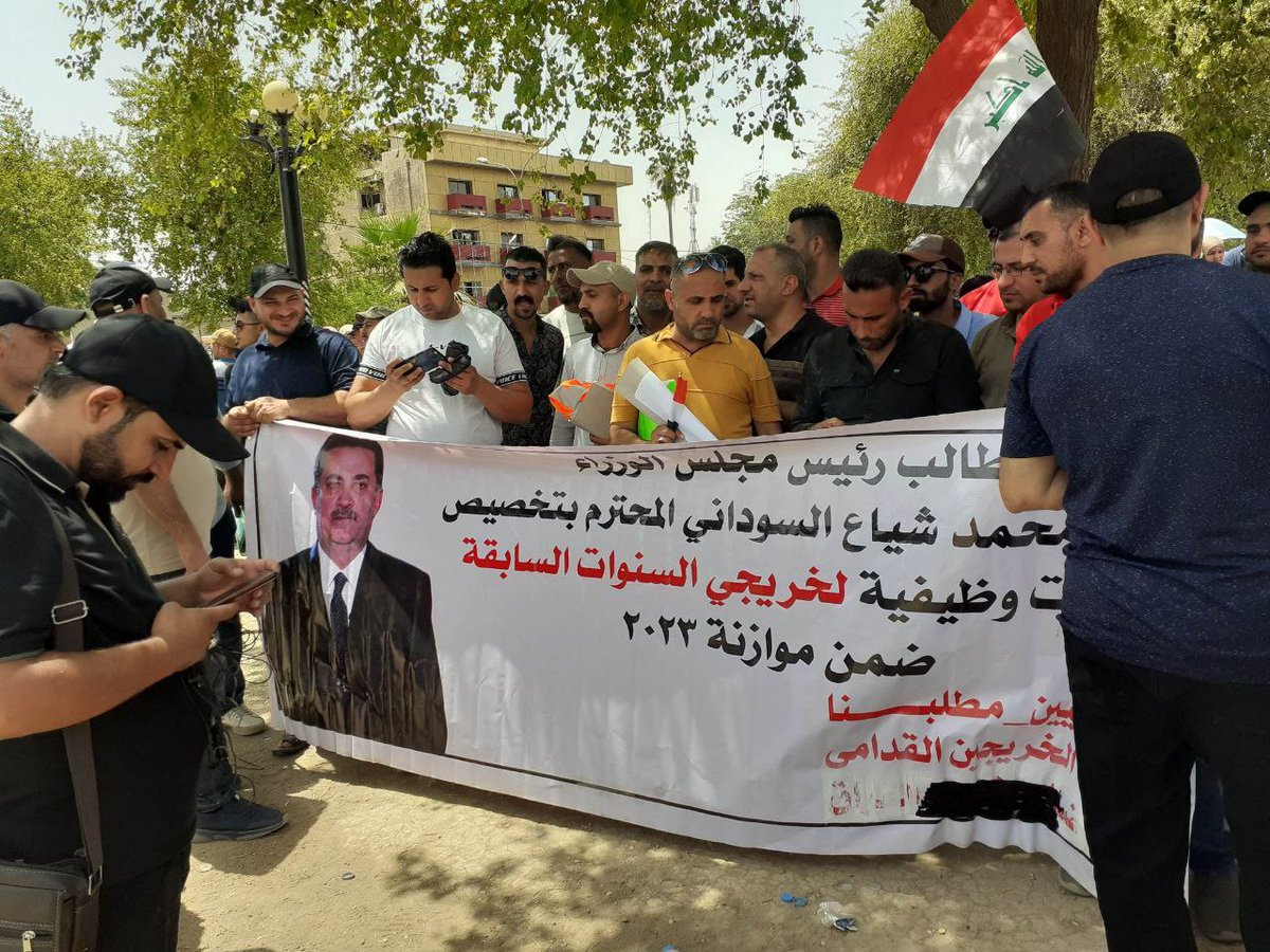 نطالب أعضاء مجلس النواب المحترمين بالوقوف مع اخوتهم الخريجين القدامى لأننا ظلمنا كثيرا وسلب حقنا في التعيين  اعيدوا الحقوق لنا 
#مستمرون
والى الاعتصام المفتوح #جاهزون 
#التعــيين_مطلبـــــنا 
📌 رابطة الخريجين القدامى في العراق 🇮🇶 برئاسة الأستاذ نبراس الخزعلي