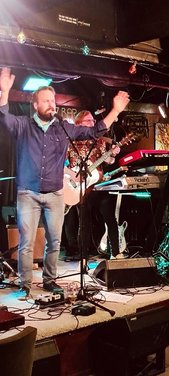oivavare's tweet photo. Sifonkihuivinen saarnamies julistaa rock 'n' rollin ilosanomaa. Hallejujah, baby!

Käännytystyö jatkuu tänään Turussa Kerttufesteillä. https://t.co/H3WwD7pFSZ