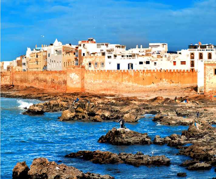 Paralelo20's tweet photo. ¿Sabías q #Essaouira es la única ciudad #Marruecos q s planeó antes d edificarla?
Muy artística, fortificaciones d color rosado y casas blancas d marcos azules, es la alternativa relajada y costera d Marrakech
La Medina y Gran Mezquita, imperdibles
#PabloRamon @nativehotels https://t.co/qfIEdl8xlR