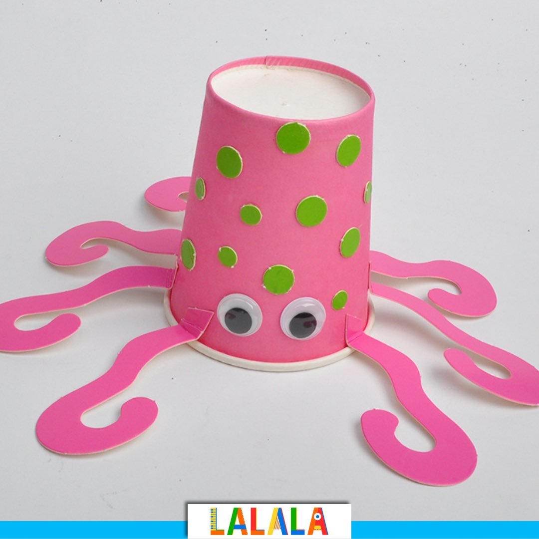 Günün etkinliği: Kağıt bardaktan sevimli ahtopot🐙 Renkli bir kağıt bardağı ters çevirelim ve üzerine renkli kartondan kestiğimiz puantiyeleri ve iki tane oynar göz yapıştıralım. Kağıt bardağın renginde bir kartondan kollar hazırlayalım ve uç kısımlarından bardağa yapıştıralım😊