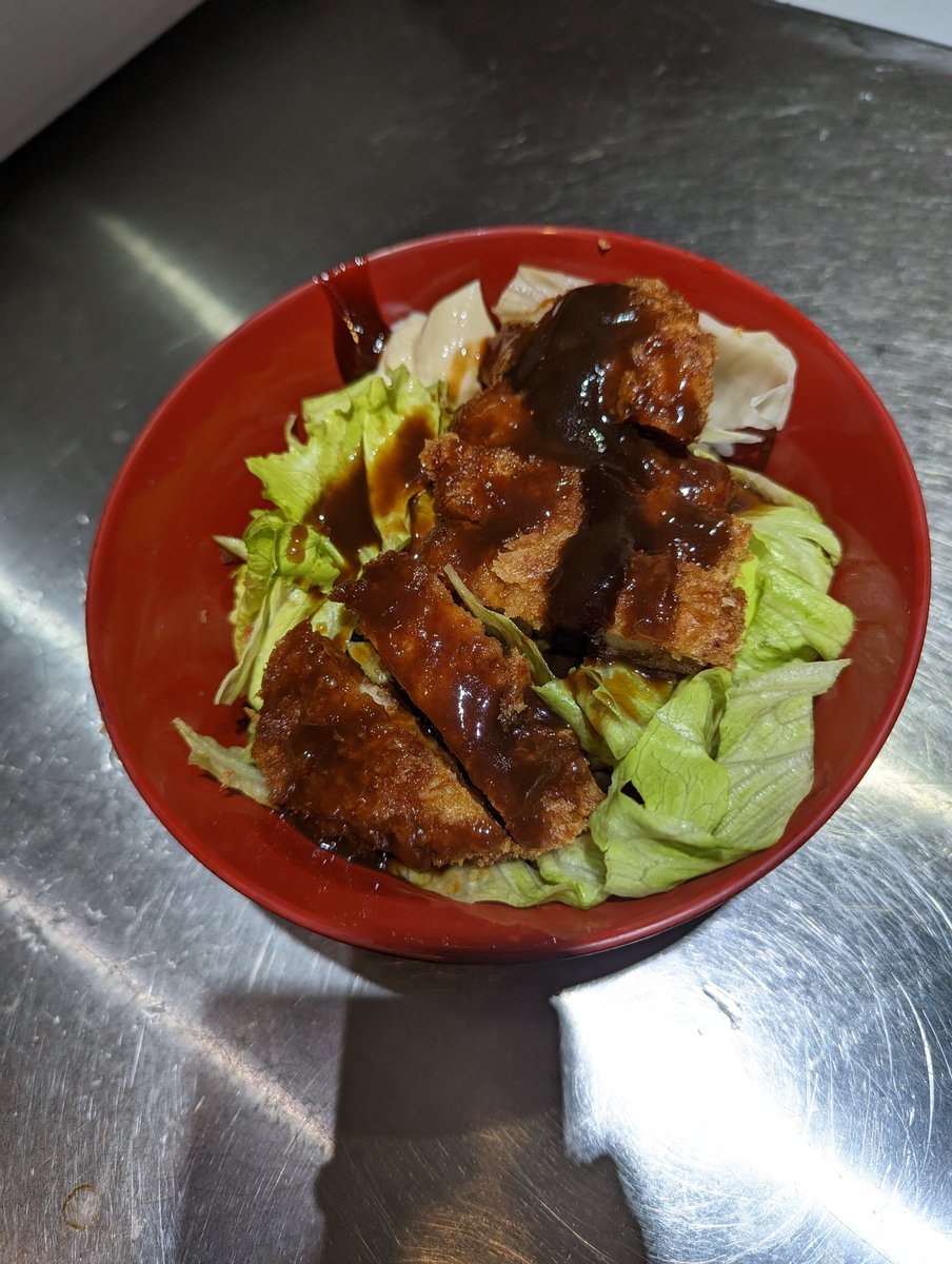 【#気まぐれ社長飯】
決算時期で多忙すぎてTwitter全く動かしておりませんでした申し訳ありません🫡
最近、レタスが安くてめっちゃくちゃ多様しています🤣キャベツよりもレタスなところはありますねw
食物繊維も多いのでオススメです✨
#夏野菜　#ソースカツ丼　
【お願い】
#相互フォロー募集