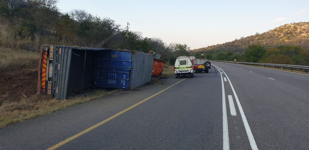 _ArriveAlive's tweet photo. Truck rollover on the N1 - 10 km from Musina https://t.co/WvgkspXadi  #ArriveAlive #TruckRollover @TransportLimCom @LimpopoTraffic https://t.co/XdahZcOAE8