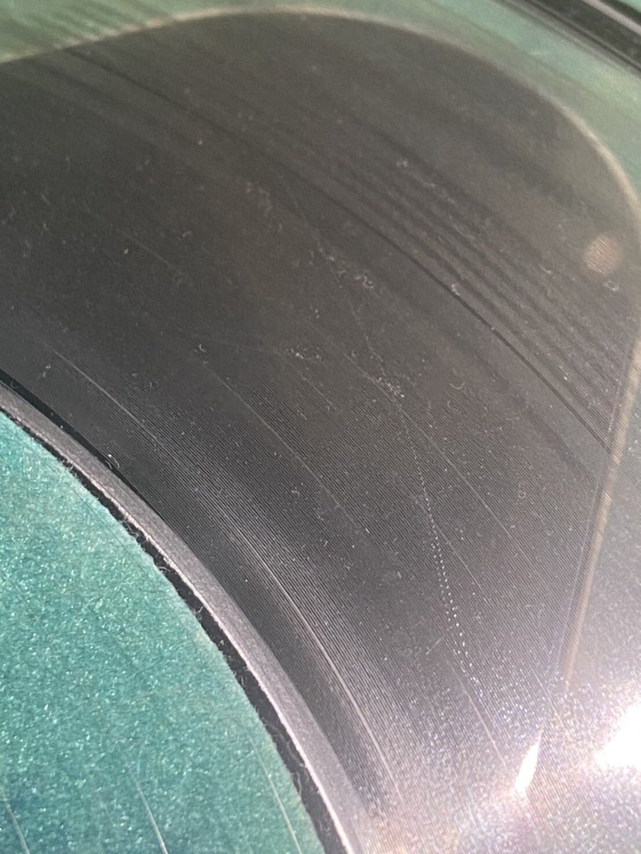 เอาหล่ะ มีมนุษย์ป้ามีเลื่อนเข็มแผ่น แล้วใช้ไม่เห็น หัวเข็มหลุด แผ่นเป็นรอยค่ะ วันนี้ใครไปหางาน คงไม่ได้ยินเสียงเพลงแล้วนะคะ 🥲