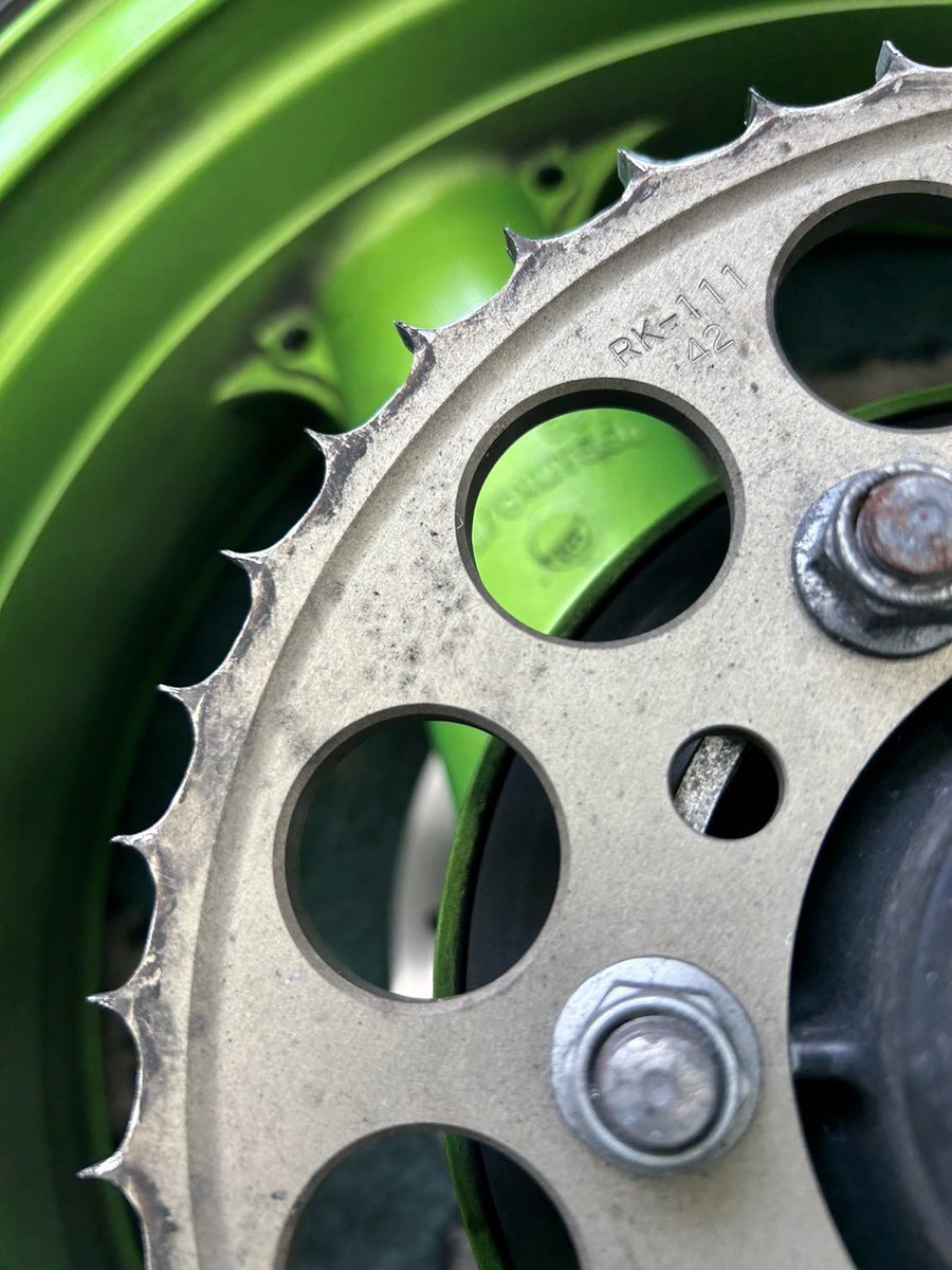 buzz_bikeshop's tweet photo. #eva は命を救う?

今回、当店ツイートを見て
#EVA限定ドライブチェーン 交換依頼をお受けしましたが 
サイズ違いの為530→520 コンバート

before
摩擦限界突破

命拾いしましたね😎
日曜〜一泊ツーリングと仰ってましたが、このままのスプロケットで行かれていたら…🫥
#evaコラボチェーン #バイク https://t.co/FI1KARjgVO