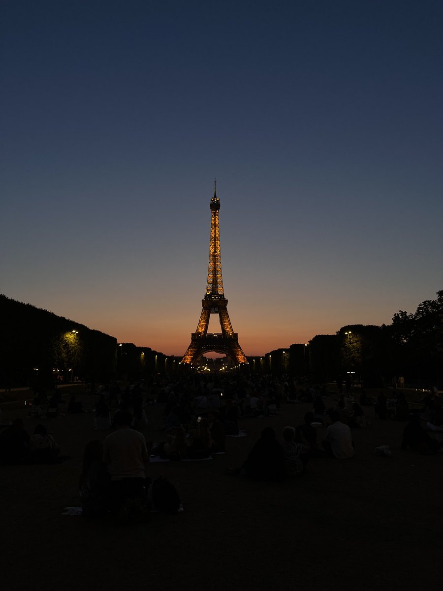 _LaurenBeck's tweet photo. Headed home after a fab week in sunny Paris for the #CSInfectionMicrobiome @CellSymposia🌞🌞thanks to the organisers, speakers and everyone who came to chat at the poster session !! https://t.co/1SKGHveiSs