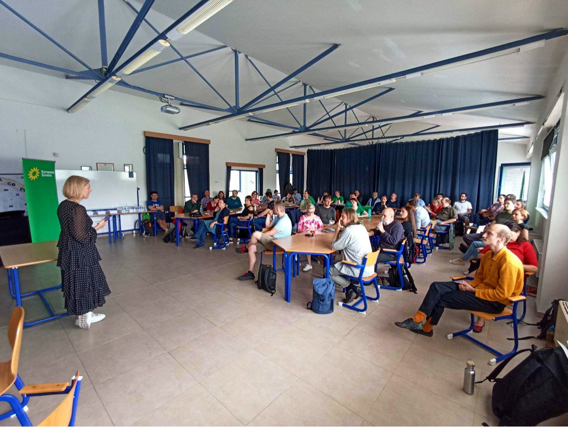 Začíná ideová konference Strany zelených v Olomouci, zatím zaznělo úvodní slovo od <a href="/ZelenaDavis/">Magdalena Davis</a> a právě probíhá přednáška <a href="/TadeasZdarsky/">Tadeas Zdarsky 🐌</a> z <a href="/NaZemicz/">NaZemi_cz</a> o nerůstu 🌱