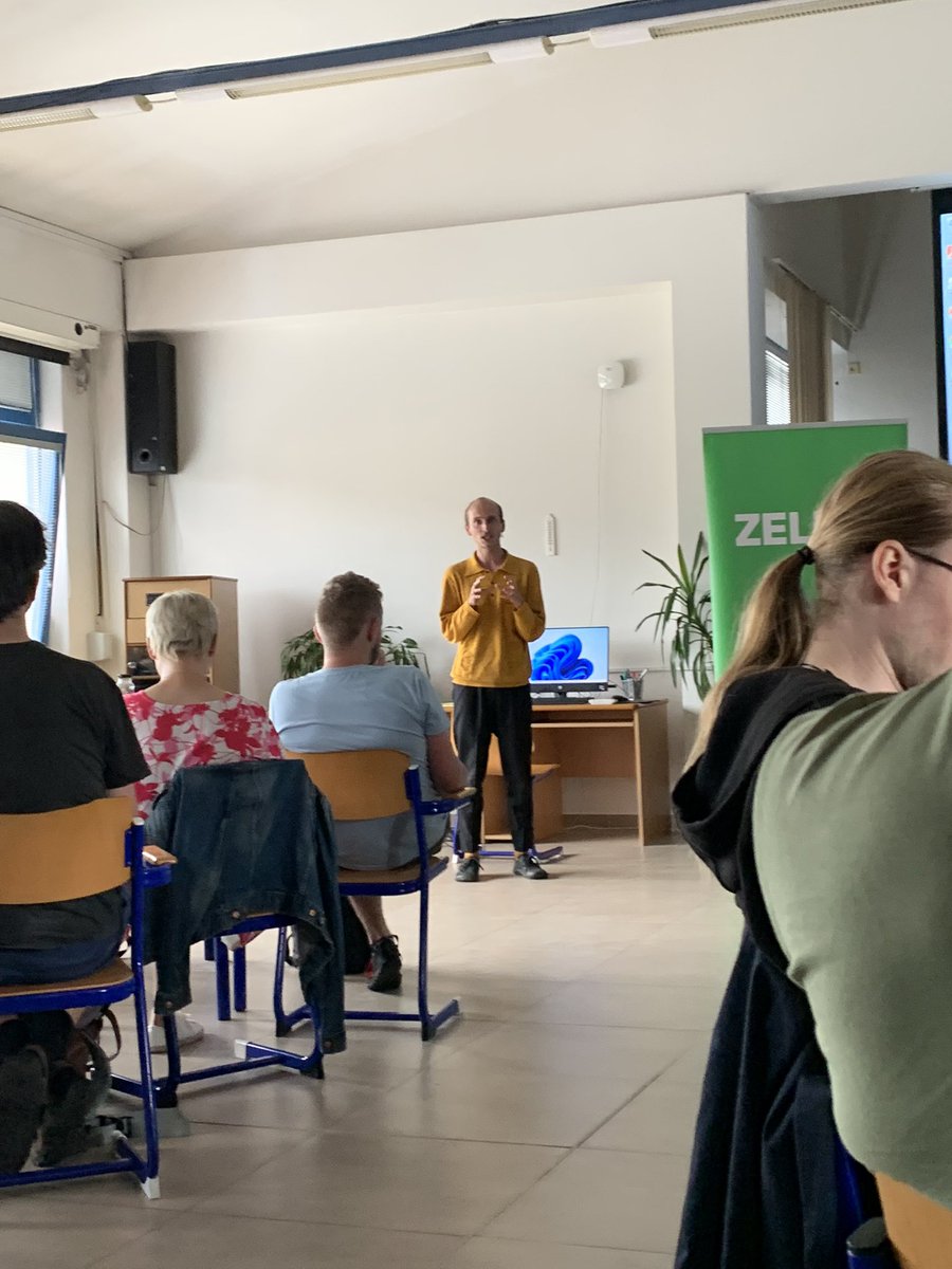 zeleni_cz's tweet photo. Začíná ideová konference Strany zelených v Olomouci, zatím zaznělo úvodní slovo od @ZelenaDavis a právě probíhá přednáška @TadeasZdarsky z @NaZemicz o nerůstu 🌱 https://t.co/3tzaNRxbvg