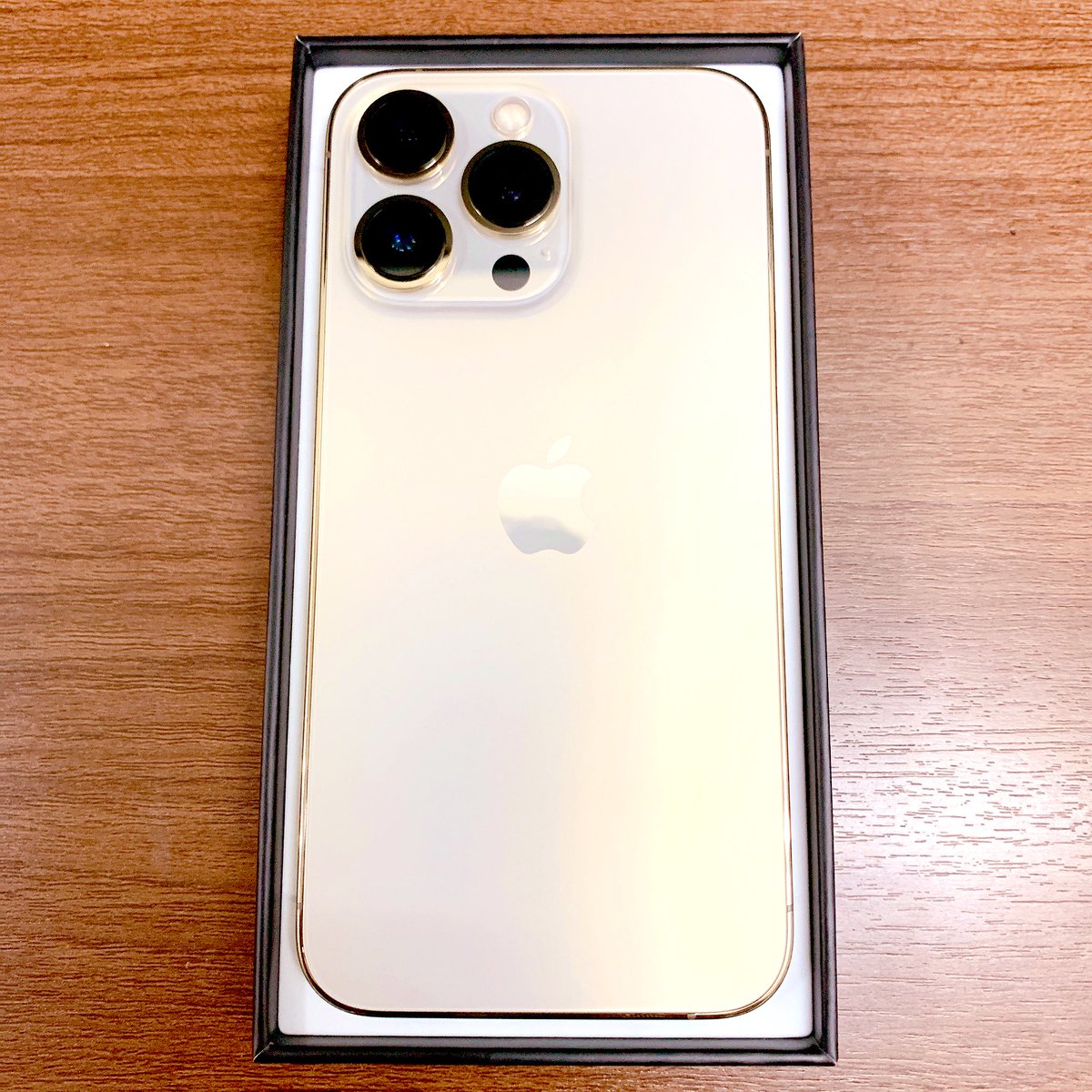 danna__black's tweet photo. ついにiPhone買い換え
1世代前やけど、一括なら楽天モバイルがシンプルに安いんやないですかね？
公式は売り切れでした
割引がほとんどない昨今、割賦で下取りするのか一括で回して行くのかどちらがみなさんの好みなんでしょう？
#iPhone
#iPhone13Pro
#割賦か一括か論争 https://t.co/lSKBUnlMaX