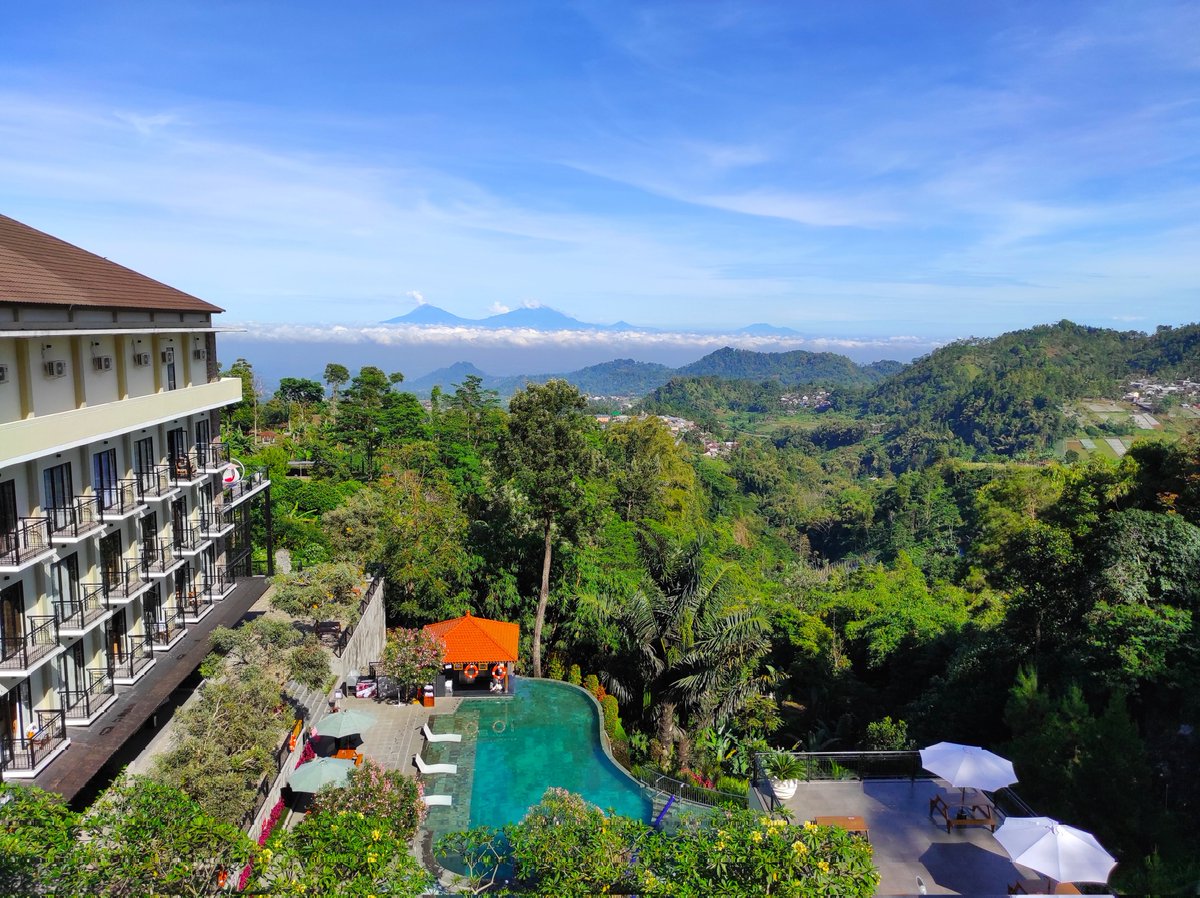 Widino's tweet photo. Karena gw suka gunung, rekomendasi gw sih Karanganyar Jateng.

Hotelnya bagus, udara dingin, view gunungnya cakep bgt, ada air terjun, candi cetho, main ke kebun teh kemuning, ngeteh di doro dongker, theme park buat anak, naik lagi ada telaga sarangan n mojosemi park. Lengkap! https://t.co/lGES7XFDo8