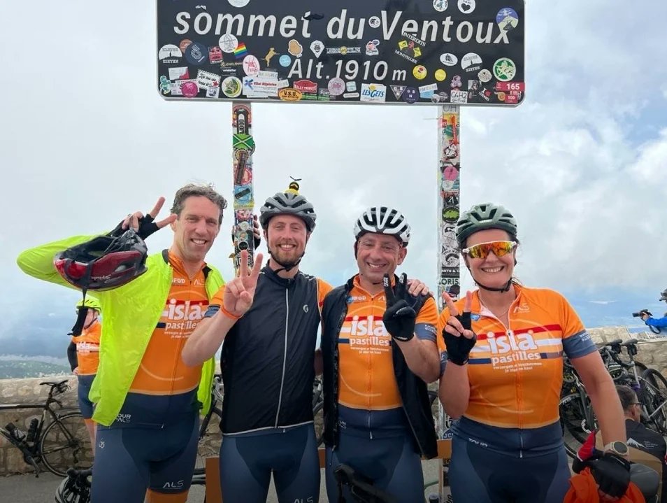 IngmarG's tweet photo. Mont Ventoux nabrander. Inmiddels in de bus terug, nog altijd nagloeiend van 4 heerlijke dagen in de Zuid-Franse bergen, ongelofelijke mazzel met het weer en die 161 km en 4687 hm. #tourduals #cycling https://t.co/XR9VQrSF8F