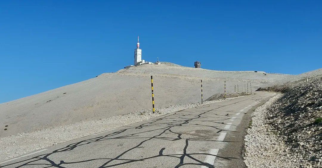 IngmarG's tweet photo. Mont Ventoux nabrander. Inmiddels in de bus terug, nog altijd nagloeiend van 4 heerlijke dagen in de Zuid-Franse bergen, ongelofelijke mazzel met het weer en die 161 km en 4687 hm. #tourduals #cycling https://t.co/XR9VQrSF8F
