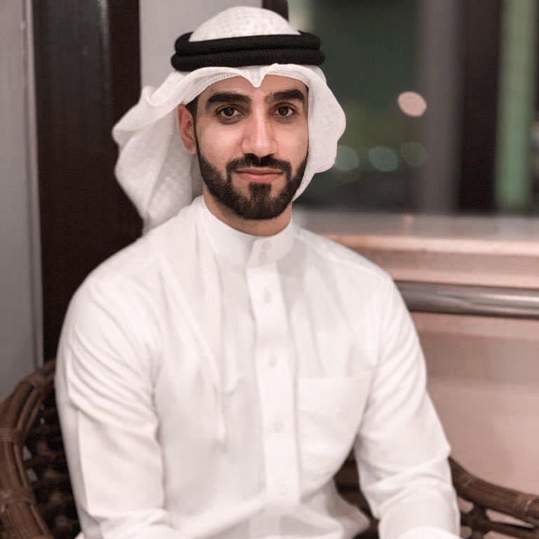 لمّا رأيتُكَ فزَّ في عيني المجازْ
قلبٌ حجازيٌّ
رأى وجهَ الحجازْ

فوضى الشّعورِ
هواجسٌ عربيَّةٌ
قلقُ القيامةِ: أن أُجَازَ ولا أُجَازْ

ما قلتُ إلا "مرحبًا"
وتذلّلتْ كلُّ المقامات العصيّة باعتزازْ

هو صوْتي العاديُّ جدًّا
غير أنَّ جمالَ وصفك لا يليق به النشازْ

حسن عابد <a href="/HasanAabed/">حسن عابد</a>