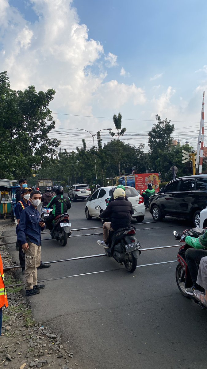 EdanSepurID's tweet photo. Saat ini, kami sedang mengedukasi di JPL Laswi. Situasi arus lalu lintas terpantau Ramai Lancar.

Sangat disayangkan nih, baru saja mulai sudah ada yang menerobos. :(

@KAI121 @dishub_jabar @keretaapikita @mas_didiek  @infobdg @PRFMnews  @txtdaribandung https://t.co/AY9m6RLESj
