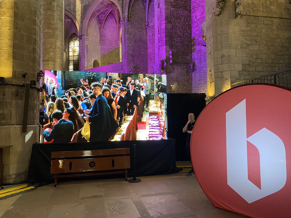 AlumniFCRI's tweet photo. Ja els tenim aquí!
#graduació @BlanquernaFCRI
#talentblanquerna https://t.co/Dt4qMEZMv3