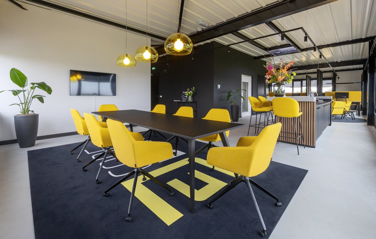 UitZwolle's tweet photo. Prachtige meubels en project op de foto mogen zetten voor #thereca #interieur  #yellow #fotoshoot #interieurfotograaf https://t.co/EenGyahwd2