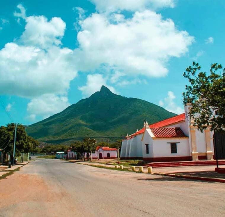 GianlucaCoccon1's tweet photo. Hermosa postal 
CERRO SANTA ANA visto desde MORUY….Edo Falcón VENEZUELA 🇻🇪🇻🇪🇻🇪🇻🇪🇻🇪🇻🇪🇻🇪🇻🇪🇻🇪🇻🇪🇻🇪🇻🇪🇻🇪🇻🇪🇻🇪🇻🇪🇻🇪
Créditos: Gerardo M Zambrano L https://t.co/eaFZT3BUD2