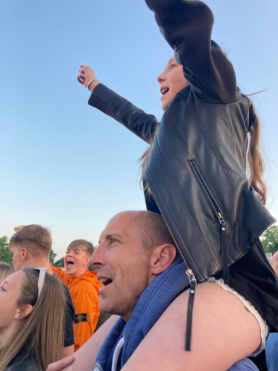 K1netics's tweet photo. Special memories!!
Isobel loving the Artic Monkeys https://t.co/aPzQGjuNVj