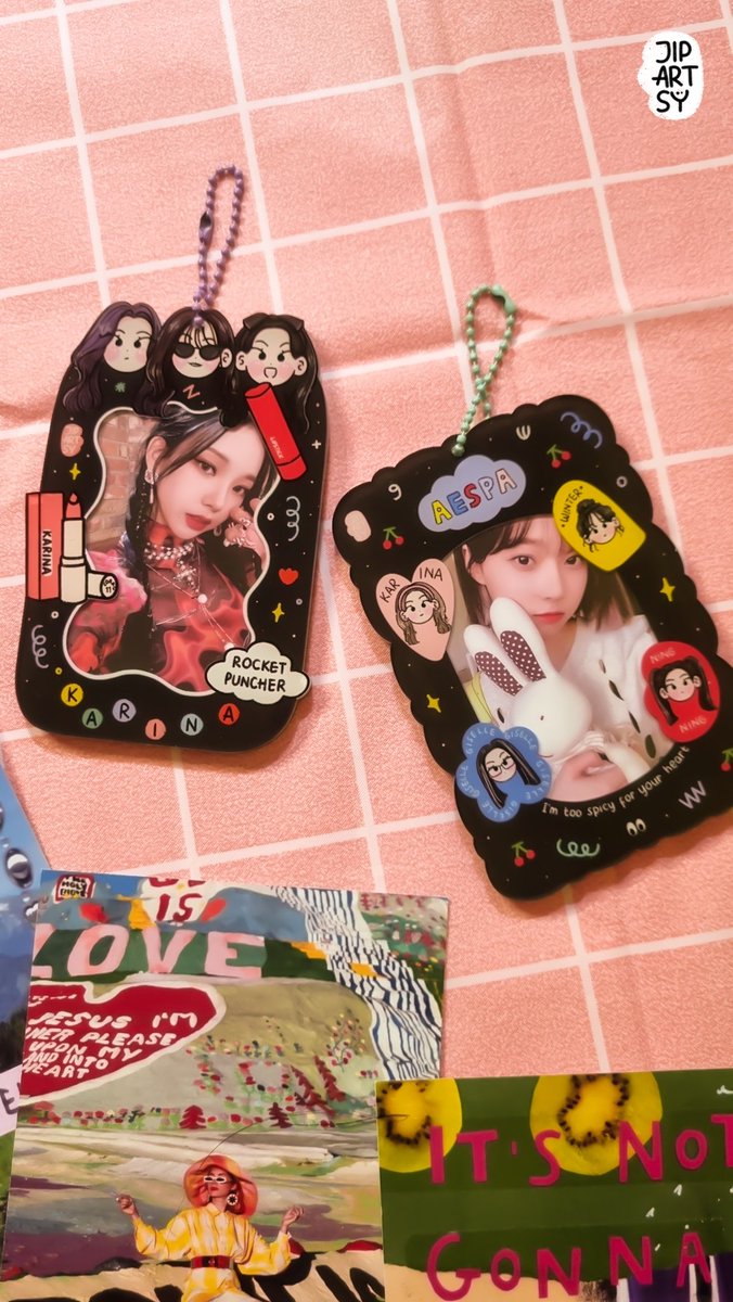 [AESPA: PHOTO CARD HOLDER]

Versi:
- Group (2 sisi)
- Karina (1 sisi)

Bonus mini charm

shope.ee/7UlcaIA7ho

Ready stock siap kirim dari Bandung (untuk versi group ready di tanggal 12 Juni)