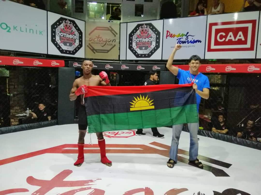 IPOB has succeeded in sensitizing Biafrans to drop the Nïgeria flag for Biafra. He is a kickboxer and he is proud of his Buafran identity. 

Share and say congratulations to him.