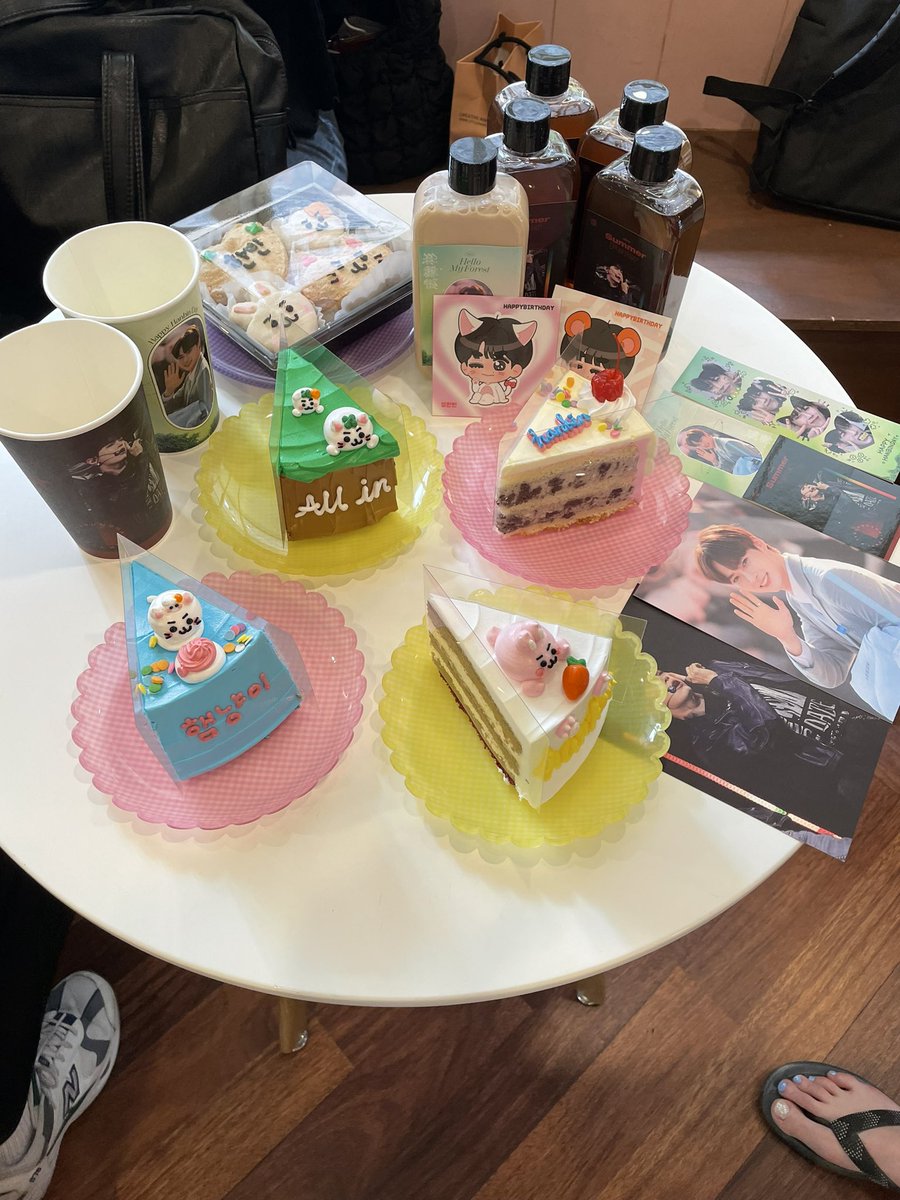 bin_space0613's tweet photo. ✨카페 밤비2호점✨

케이크와 마카롱이 너무 이뻤어요
아까워서 아껴먹은🤣

#summer_fever_love
#한빈이의_청춘에_올인 
#햅삐햄냥데이_성한빈 https://t.co/2hnnFpMfJl