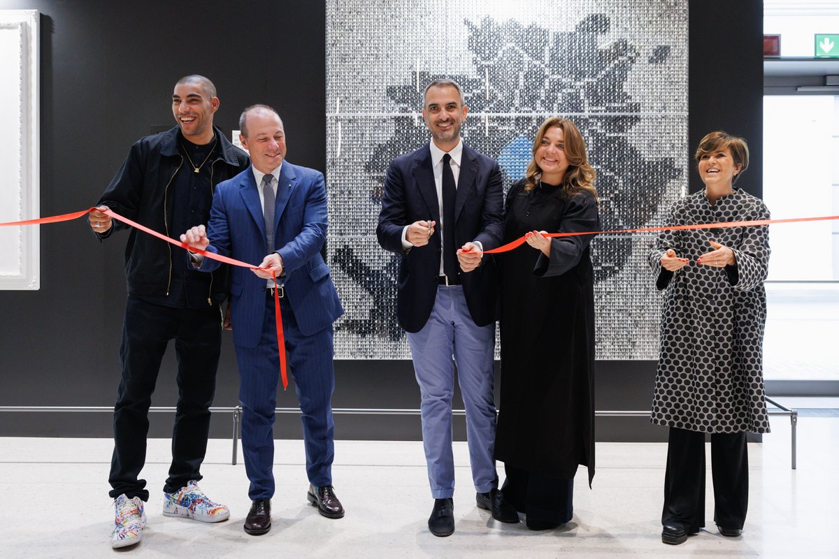 lavazzagroup's tweet photo. Tanti auguri, Nuvola!

Cinque anni fa, in questi giorni, aprivamo le porte del nostro headquarter alle nostre Persone e alla città di Torino. Per il primo lustro dall’apertura, ospitiamo la mostra “Quarta Civitas” dell’artista Omar Hassan, visitabile fino all’8 agosto. https://t.co/S7jPddIlQy