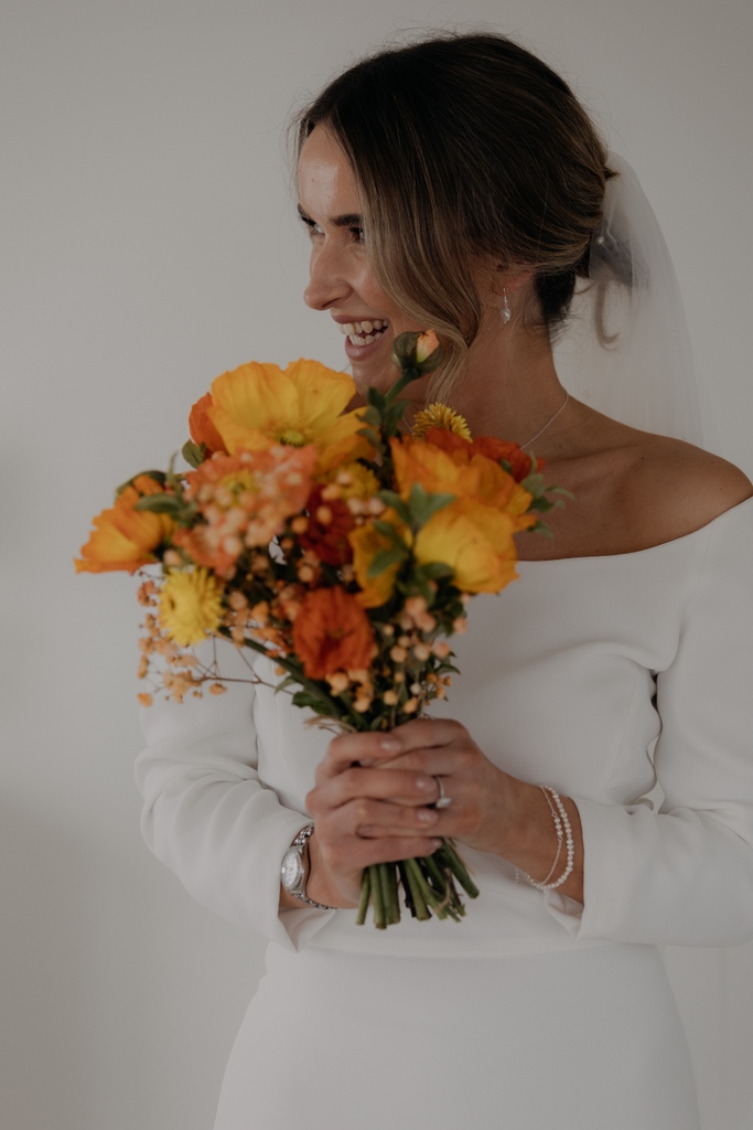 You may have noticed that we are completely obsessed with pairing the softness of minimalist wedding dresses with the captivating allure of bold, breathtaking florals! ⁠
⁠
#BoldFlorals #MinimalistBride