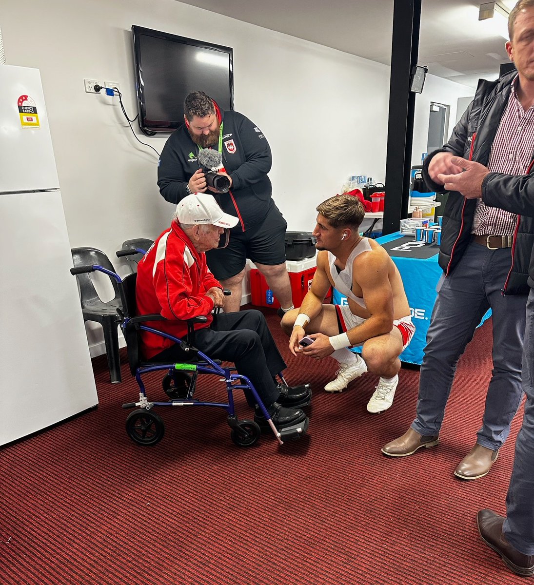 102 year old Red V member Les in the sheds for the team talk. Born in 1921 - the same year as St George. This is the part of my job that I love