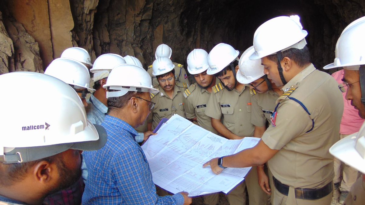 BROindia's tweet photo. Young officers of @BROindia undergoing training at School of Highway Engineering at Pune visited the under construction Pune-Miraj Railway Tunnel   to understand the nuances and challenges of tunnel construction.

Visit would help these future leaders to imbibe engineering knowledge on this complex subject.

@BROindia is presently constructing 11 tunnels along our Northern borders.

Jai Hind! Jai BRO!!
@AjaybhattBJP4UK 
@SpokespersonMoD 
@adgpi 
@RailMinIndia 
@PRODefPune 
@PIB_India 
@PIBHindi 
@PuneNewsPress 
@LivingMaharash2 
@DDNewsHindi 
@DDNewslive