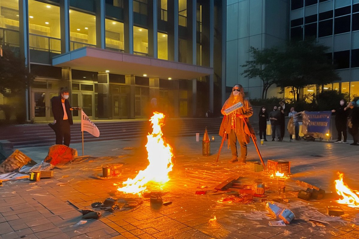 v1rtualn0mad's tweet photo. Scenes outside the SEC building are getting heated!
When they come for one of us, they really want all of us...you should know your chain is next! For all the money we generate, you would think a lawyer or two would be chasing this ambulance?
#STANDWITHSOLANA #SUPPORTALLCRYPTO https://t.co/b5BYtiLsfD