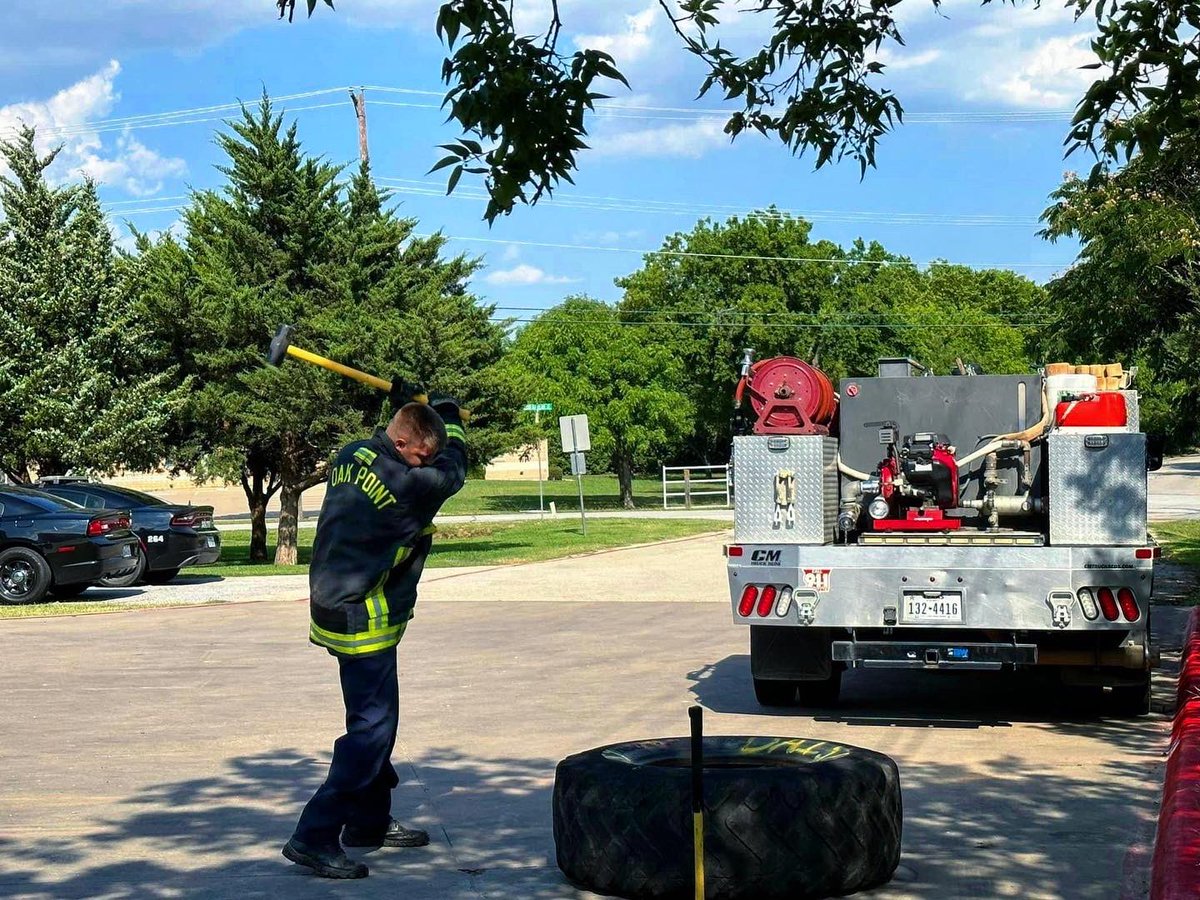 DpsOak's tweet photo. Keep your squats low and your standards high!!
💪🏼🏋️‍♀️
With the help of Officer Stephens and Firefighter Norton, OPDPS staff are staying late to train 3 days a week this summer!

#FitnessFriday #summerworkouts #oakpointdps https://t.co/lARi9QSfB2