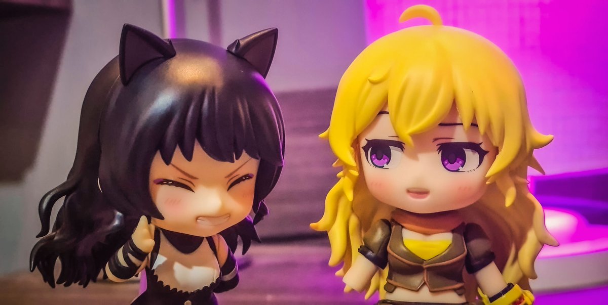 Trying to reacreate the bee moment from ch 2 v9 with my nendos.  
They are so cute 🥹🖤💛

#Nendography #bumbleby #RWBY