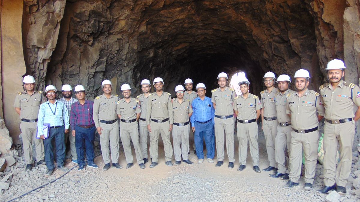 BROindia's tweet photo. Young officers of @BROindia undergoing training at School of Highway Engineering at Pune visited the under construction Pune-Miraj Railway Tunnel   to understand the nuances and challenges of tunnel construction.

Visit would help these future leaders to imbibe engineering knowledge on this complex subject.

@BROindia is presently constructing 11 tunnels along our Northern borders.

Jai Hind! Jai BRO!!
@AjaybhattBJP4UK 
@SpokespersonMoD 
@adgpi 
@RailMinIndia 
@PRODefPune 
@PIB_India 
@PIBHindi 
@PuneNewsPress 
@LivingMaharash2 
@DDNewsHindi 
@DDNewslive