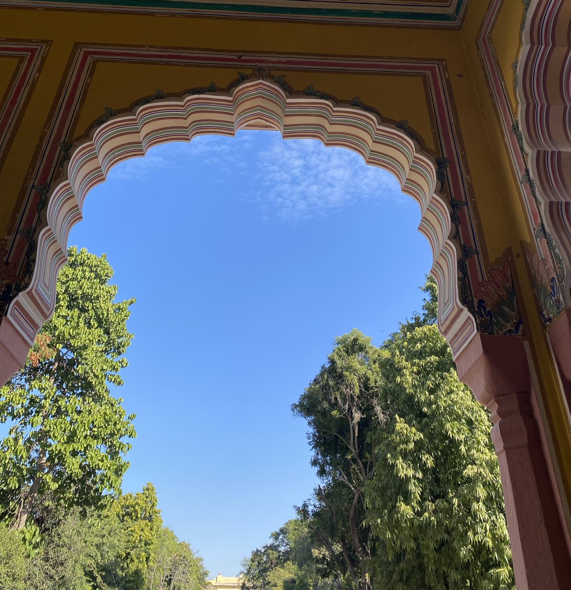 Sonakshi_V's tweet image. Only the empty hand fits into the powerful hand of grace.We come to God with empty hands, offering nothing, receiving everything 🙌🏼 #morningmusing