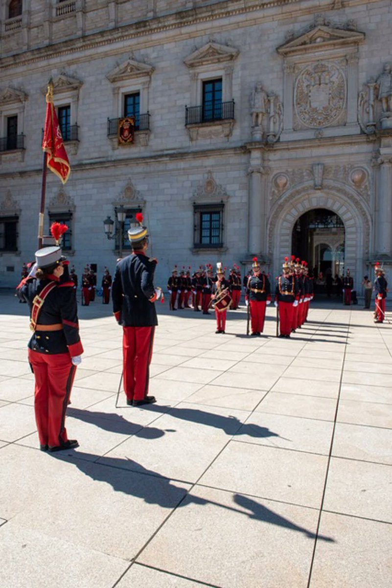 PlataformaMill1's tweet image. Dentro en los actos institucionales por el #DIFAS23, hoy #10Junio a las 11:00h, tendrá lugar el solemne IZADO DE BANDERA y RELEVO DE LA GUARDIA en la #Fachada de #Covarrubias del Alcázar.
A cargo del #Rgto de Infantería 'Inmemorial del Rey' N°1.

elespanol.com/eldigitalcasti…