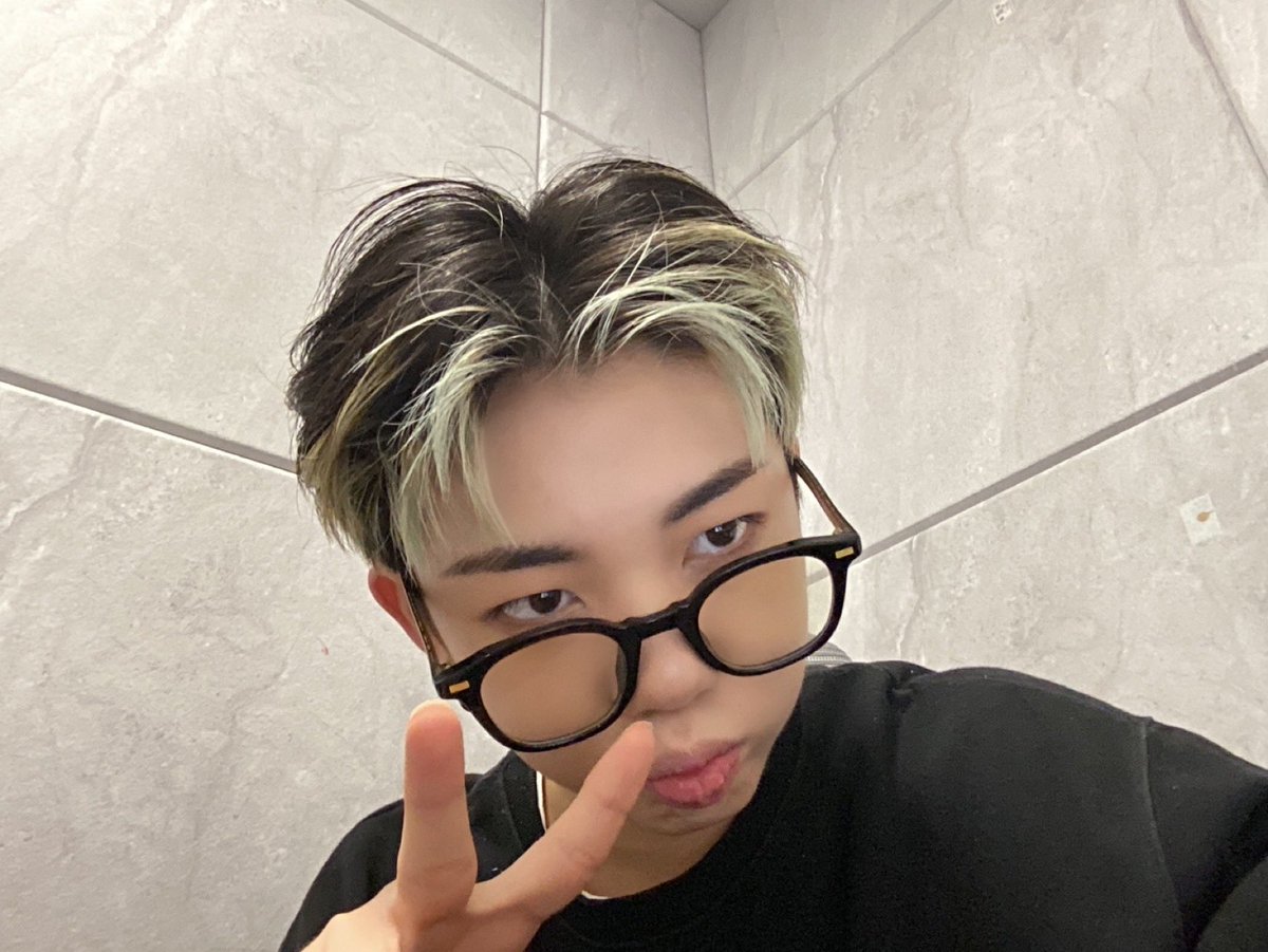 [#승헌]
민트머리라 못 올렸던 셀카..🌀

Selfie that I cannot upload because of the mint hair..🌀

因为是薄荷色头发所以没上传的自拍…🌀

#8TURN #EIGHT_TURN #에잇턴 #SEUNGHEON