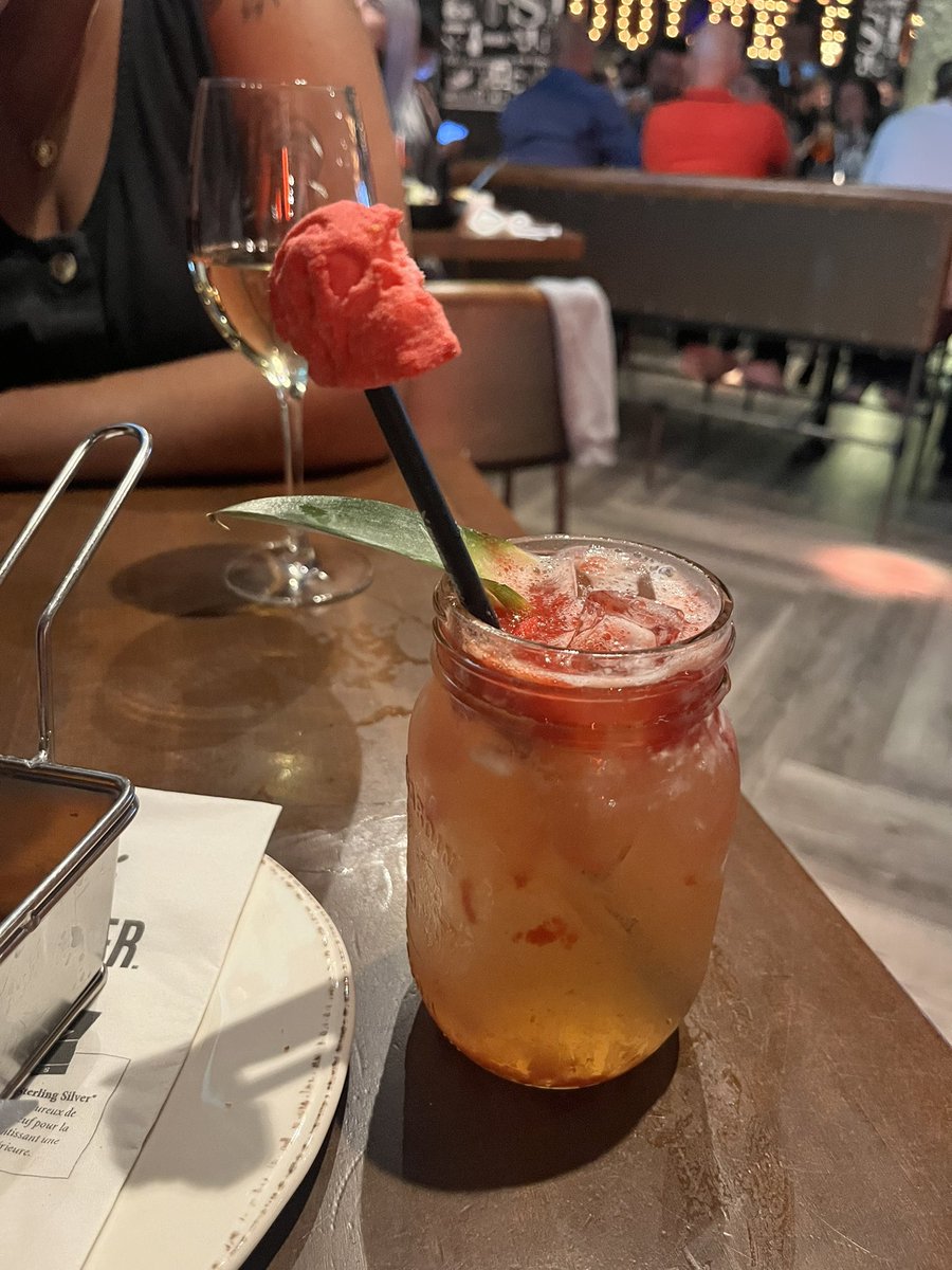 Londzo12's tweet photo. Date night in 2 photos https://t.co/vseTzGCJMP
