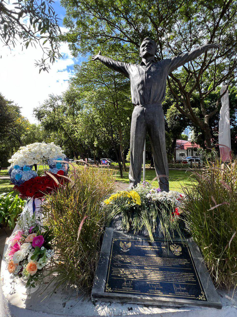 🇷🇺🇮🇩 Patung Presiden Pertama Republik Indonesia Soekarno akan dibangun di Taman Seni Museon Moskow. 

«Pembangunan patung Presiden Soekarno dimaksudkan sebagai tanggapan atas dibukanya patung kosmonot Uni Soviet Yuri Gagarin».

👉 Baca lengkap: is.gd/OA52b3