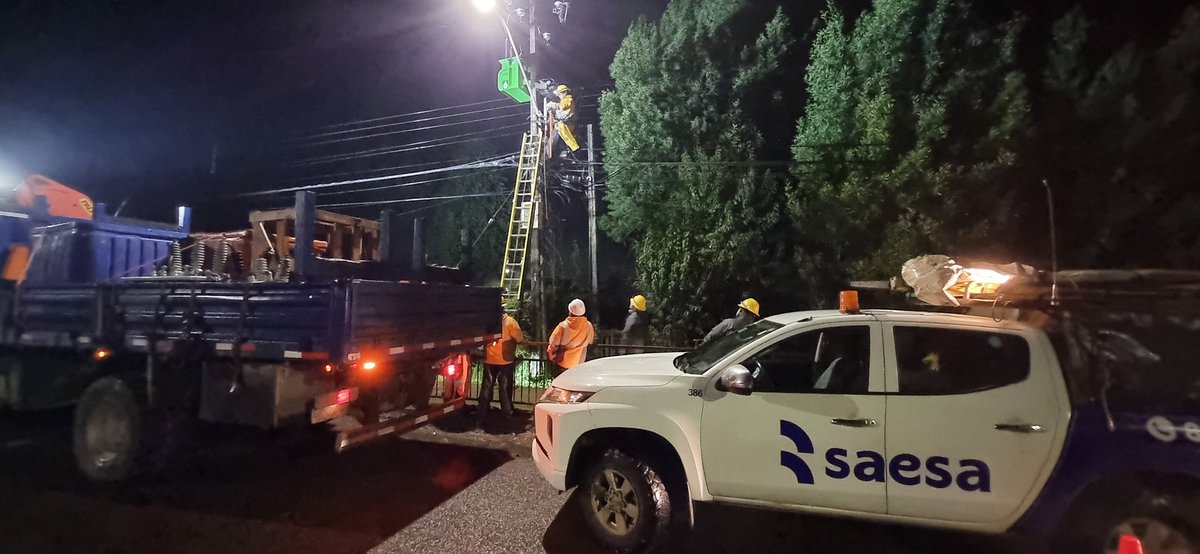 Adan_Garrido's tweet photo. Agradecer a los brigadistas de @saesa, que son los que finalmente dan la cara en terreno y las soluciones para los clientes. En altas hrs de la noche, con lluvia y peligro constante. Cambio de transformador en el Arenal, #Valdiviacl . Esperamos que gerencia se ponga con el bono! https://t.co/bzJybUWxfc