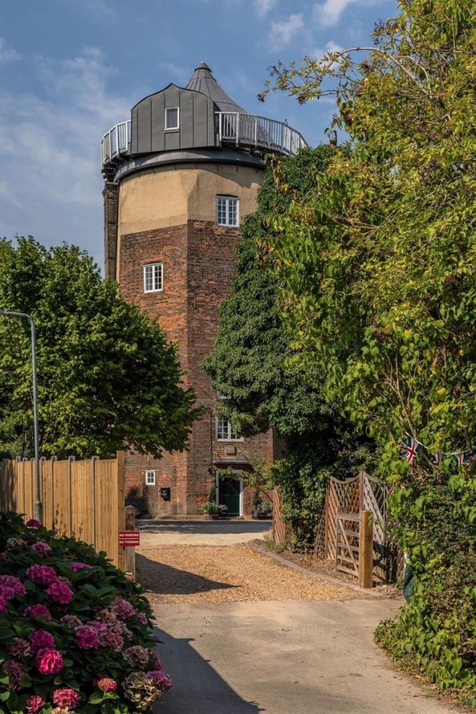 UniqueBulletin tweet media