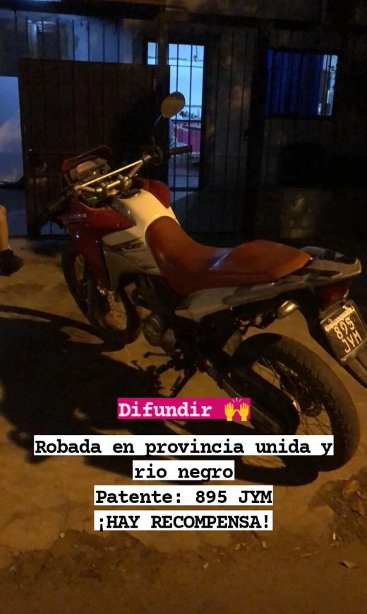 GENTE me robaron la moto un xre 300 recien afuera de mi casa por provincia unidas y rio negro, si alguien sabe algo porfavor me dice, la patente es 895 JYM, hay recompensa, muchas gracias! Si pueden darle RT se los agradecería.