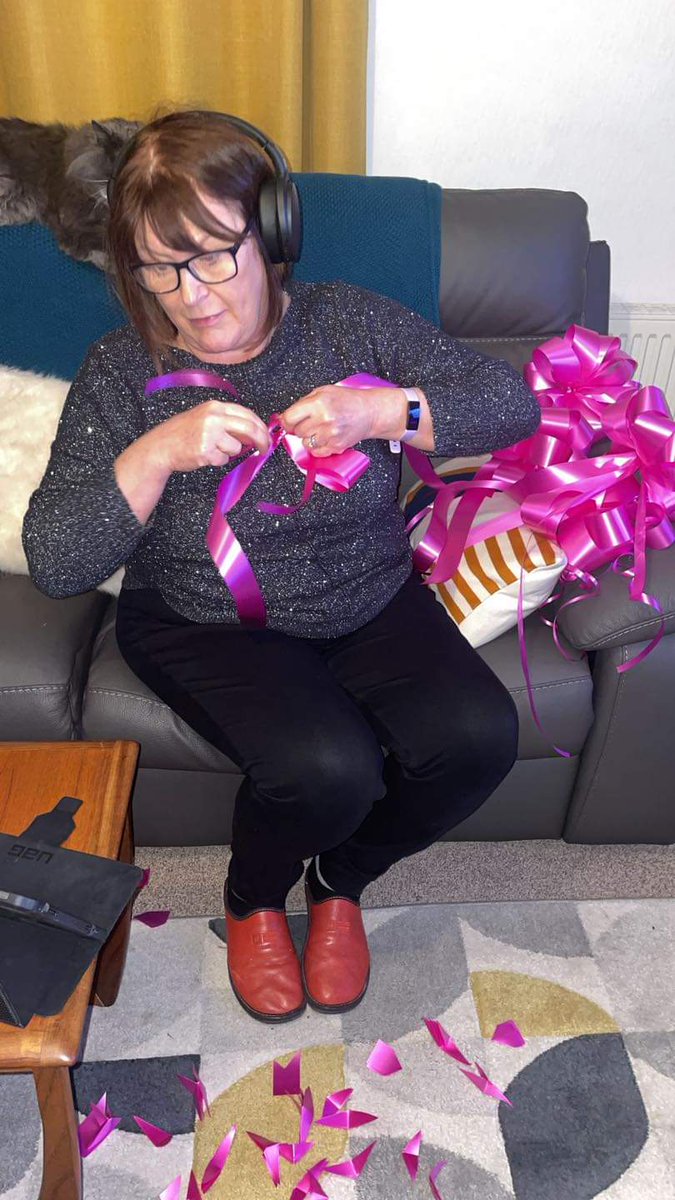 Our online  students were being taught using our  step by step tutorials online which can be rewatched over and over again 

For more details on attending our online floristry training programs here at #kaysFlowerSchool send me an email 
info@kaysFlowerSchool.com #floralart