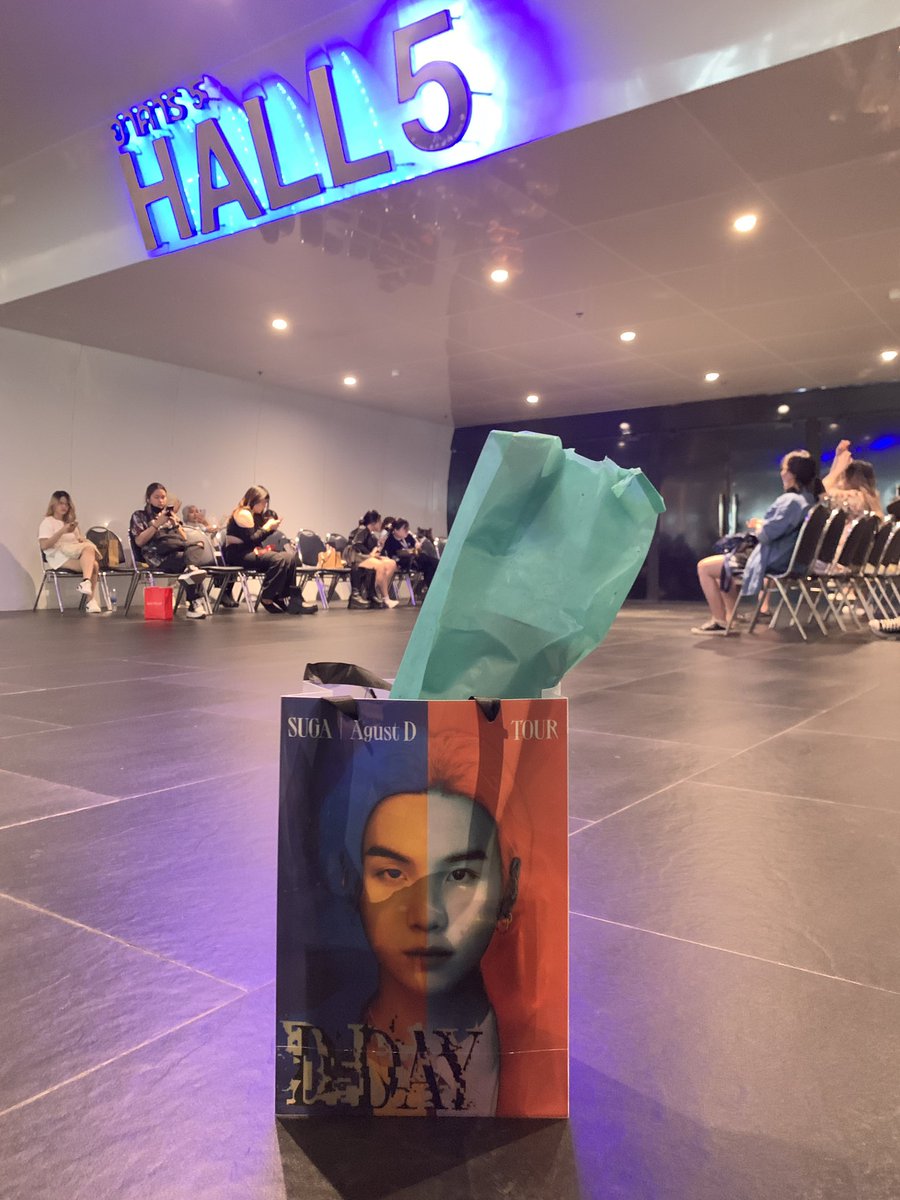 vantemademyday's tweet photo. นั่งเข้าแถวอยู่หน้า Hall 5 นะคะ มารับได้เลยย 🍊🔥 

#AgustD_SUGA_Tour_in_bangkok 
#SUGA_AgustD_TOUR_in_bangkok 
#D_DAY_TOUR_BANGKOK_D2
#D_DAY_TOUR_BANGKOK https://t.co/FeAbBO1P6F