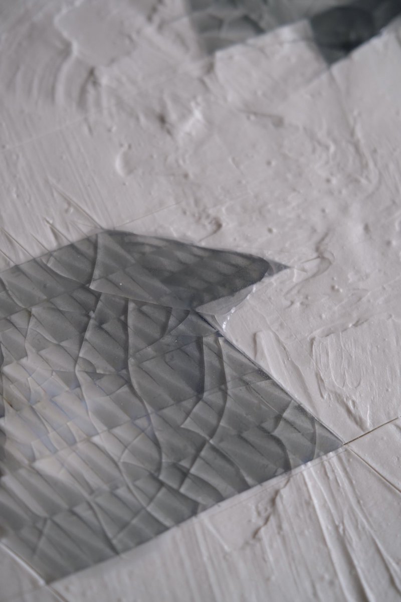 UUceramic's tweet image. porcelain object “private metamorphic rock” 365×275×30mm 2023.
ギリギリ間に合った大きめのレリーフ。
小駒眞弓　「晶晶」森岡書店にて
2023/6/13（火）～6/18（日）
13:00-19:00
（最終日は18:00まで）