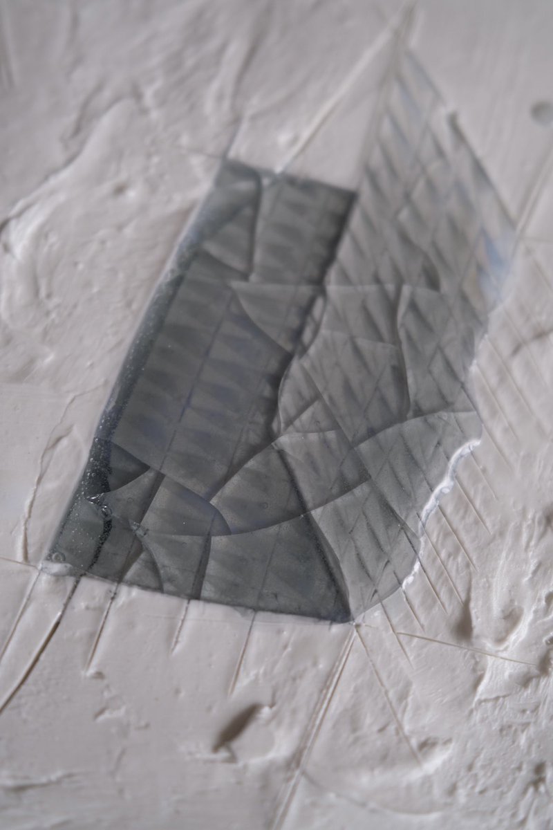 UUceramic's tweet image. porcelain object “private metamorphic rock” 365×275×30mm 2023.
ギリギリ間に合った大きめのレリーフ。
小駒眞弓　「晶晶」森岡書店にて
2023/6/13（火）～6/18（日）
13:00-19:00
（最終日は18:00まで）